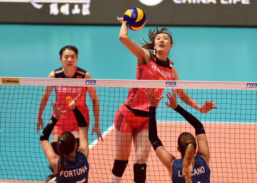 奥格斯堡定位球发威,高空轰炸攻克坚固城池    奥格斯堡定位球发威,高空轰炸攻克坚固城池